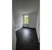 Sanierte 5-Raum-Wohnung mit Balkon und 2 Bädern in Glauchau
