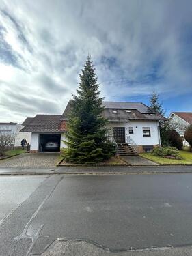 Foto - Einfamilienhaus Garten Garage PV- Anlage Wärmepumpe Wallbox