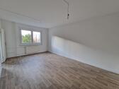 Foto - Ab 10.12.2025***Frisch renovierte 2-Zimmer-Wohnung mit Wannenbad und Aufzug!