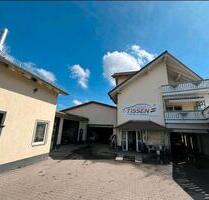 Mehrfamilienhaus mit Hallen und Büro - Biebertal