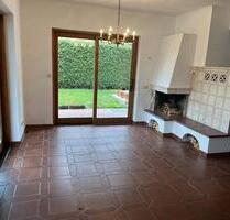 Gräfelfing: 7-Zi-Doppelhaushälfte mit Kamin, Sauna und Garten mit Swimmingpool in Bester Lage.