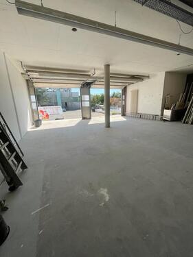 Foto - Lager Halle m.Laderampe Sektionaltor Büro WC Depot hoch hell