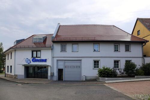 Foto - Haus mit 2 Wohnungen, Büro, Werstatt, Garagen und Nebengelass