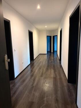 Foto - Großzügige 4-Zimmer-Wohnung mit 125 m² – frisch renoviert .