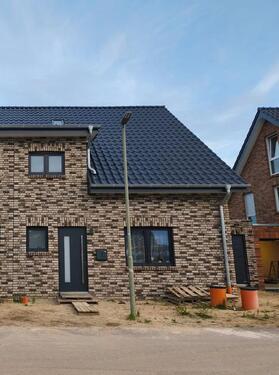 Foto - Doppelhaushälfte mit Garten und Garage im Neubaugebiet