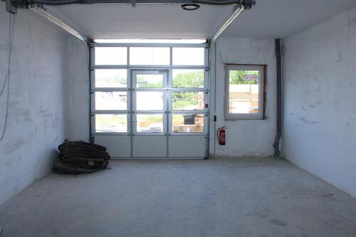 Foto - Gewerbehalle Lagerhalle Halle Lagerfläche Lagerraum mit Rolltor!!