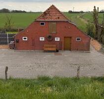 Ferienhaus an der Nordsee direkt am Deich mit großem Garten - Hage
