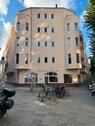 Foto - Eckladen mit großer Schaufensterfront und Präsentationsfläche