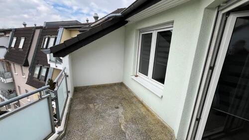 Foto - 2-Zi.-DG-Wohnung mit Balkon im Zentrum (Außenjalousien)