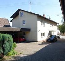 Mehrfamilienhaus und Nebengebäude, 2 Gärten und 5 Abstellplätze - Sinsheim