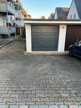 Foto - Garage mit einem Stellplatz davor