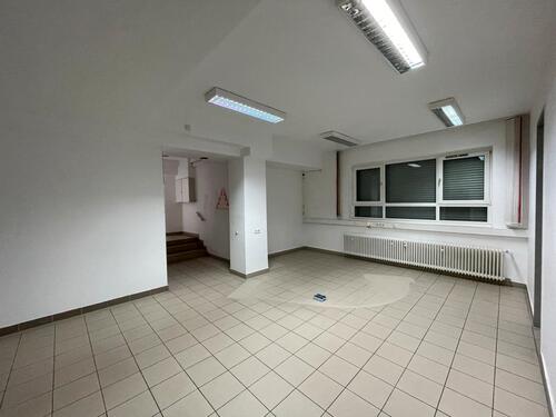 Foto - Großräumige Büro- Praxisfläche in Frankfurt Nied mit 4 Stellplätzen zu vermieten! [HMR-O09E01]