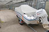 Foto - Winterlager, z. B. Boot auf Trailer, Halle