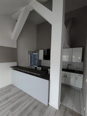 Foto - Moderne DG 4-Zi. mit offener Küche, EBK, Kamin, Laminat und SP mgl.!