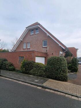 Foto - Reihenendhaus mit PV-Anlage und Garage