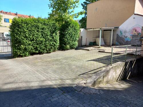 Foto - Parkplatz (groß) in Hanau abgeschlossen in einem Hof