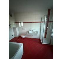 Gemütliche 3,5-Zimmer mit Laminat, SP, Wanne und Dusche in guter Lage! - Meerane