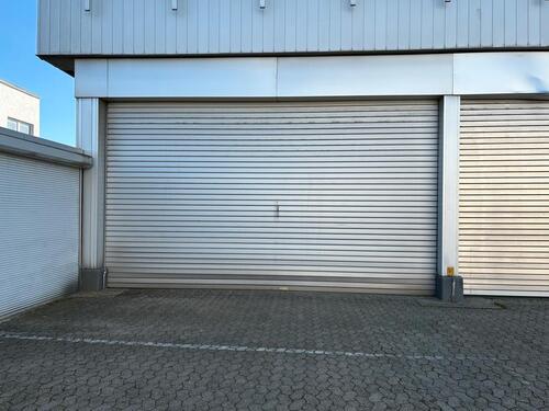 Foto - Halle + 4 Garagen zu vermieten – ca. 155 m² 