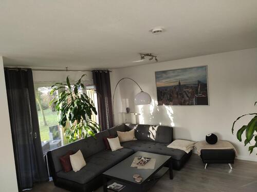 Foto - Helle Erdgeschosswohnung mit Terrasse und PKW-Stellplatz
