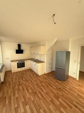 Foto - Großzügige DG 2-Zimmer mit Laminat, EBK, Balkon und Wannenbad!