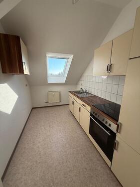 Foto - Helle DG 2-Zimmer mit Laminat, Wanne, eigenem Hausgarten mgl. und EBK! Stellplatz mgl.