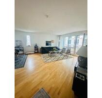 Helle und moderne 2-Zimmer-Wohnung im Frankfurter Westend mit drei Balkonen - Frankfurt am Main Bockenheim