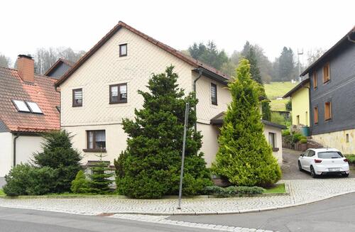 Foto - Haus mit 2 Eingängen, großem Grundstück und 8 Zimmern