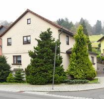 Haus mit 2 Eingängen, großem Grundstück und 8 Zimmern - Schleusingen