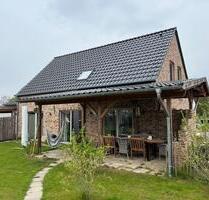 Neuwertiges EFH (KFW-55) mit Südgarten, Terrasse & Doppelcarport - Bohmte