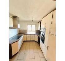 Helle 5 Zimmer Wohnung mit 147 m2, Balkon, Einbauküche & Carport - Niederstotzingen