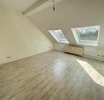 **2 NKM frei!!** 3-Zimmer Dachgeschosswohnung zur eigenen Renovierung - Duisburg Duisburg-Mitte