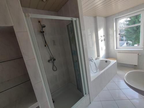 Foto - renovierte 3 Zimmer Wohnung mit Bad & Dusche, PKW-Stellplatz, Garten