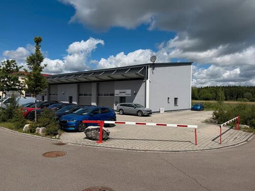 Foto - Zu vermieten: Neuwertige Gewerbehalle mit vielen Stellplätzen