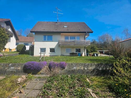 Foto - Einfamilienhaus mit Einliegerwohnung im Dachgeschoss zu verkaufen