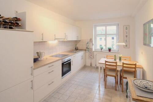 Foto - Frisch renoviert & ruhig: 2-Zimmer, EBK, Balkon, Garage