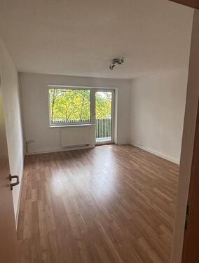 Foto - Leerstehende 3-Zimmer-Wohnung mit Balkon und Stellplatz