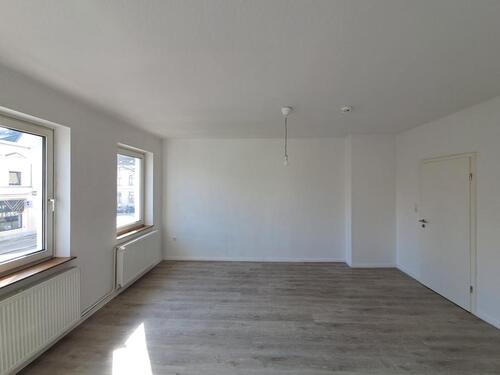 Foto - Anfragen NUR per E-Mail. Gepflegte 2-Zimmer Wohnung im 1.OG mit Balkon und Garderobenraum in der Nahe Innenstadt.