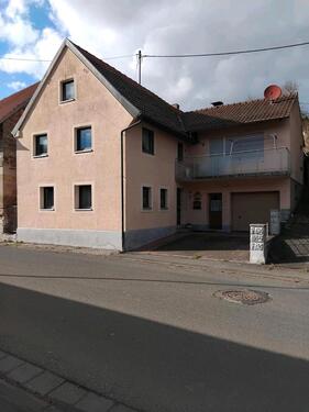 Foto - Kleines Einfamilienhaus mit Garage und Innenhof