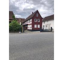 Fachwerkhaus mit Nebengebäuden und Garten - Nidda