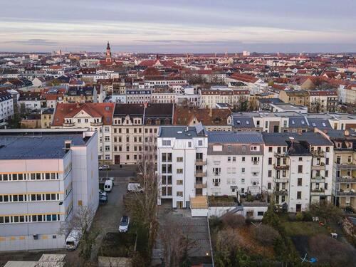 Foto - Ab sofort verfügbar: Gepflegter Außenstellplatz im gepflasterten Innenhof eines Wohnhauses