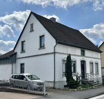 Attendorn: modernisierte, ansprechende und zentrumsnahe Altbauwohnung mit ausgebautem Spitzboden