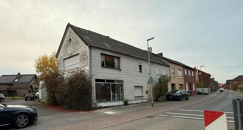 Foto - Handwerker Projekt. Sanierungsbedürftiges Haus mit Werkstatt