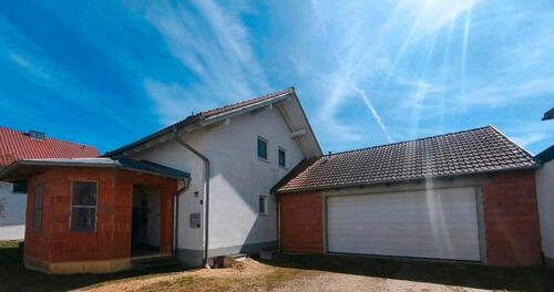 Foto - Einfamilienhaus mit großem Grundstück und Doppelgarage