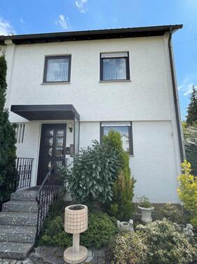 Foto - Geräumige Doppelhaushälfte mit Garage, Terrasse & Balkon