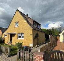 Kleines renovierungsbedürftiges Haus mit großem Garten - Bremen Blumenthal