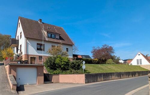 Foto - Wohnhaus mit großem Garten und viel Grün auf zwei Flurstücken