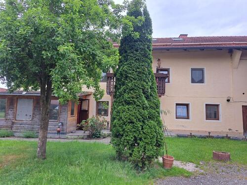 Foto - Großzügiges Anwesen mit Wohngebäude, Nebengebäude und viel Grün