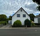 Foto - Freistehendes Einfamilienhaus mit großem Garten und Garage