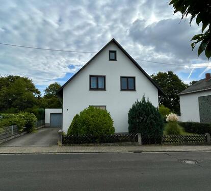 Foto - Freistehendes Einfamilienhaus mit großem Garten und Garage