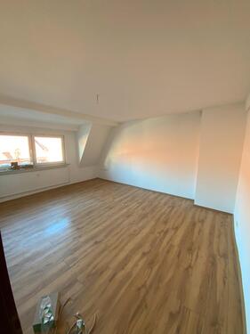 Foto - Kernsaniert & lichtdurchflutet: Großzügige Dachgeschosswohnung